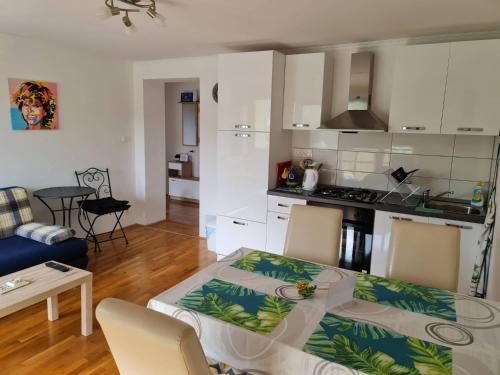杜加雷薩的住宿－Apartman BELAMAR，厨房以及带桌子的客厅。