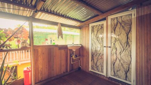 Cette chambre comprend une salle de bains pourvue d'un lavabo et d'une fenêtre. dans l'établissement Posada Nativa Brisa y Mar, à Nuquí
