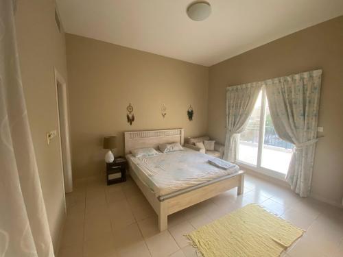 una camera con un letto e una grande finestra di Spacious 4-bedroom villa, children friendly a Dubai