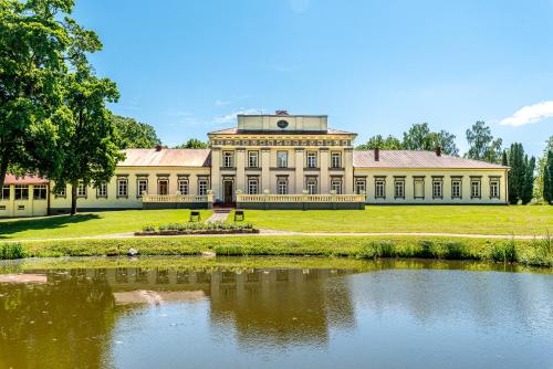 Ein Garten an der Unterkunft Taujėnų dvaro svečių namai