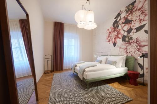 een slaapkamer met een bed en een bloemenmuur bij Arte Apartments in Bolzano