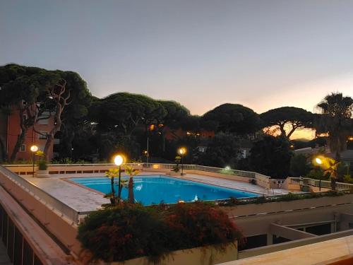 une piscine au milieu d'un immeuble dans l'établissement leflamantduport, à Hyères