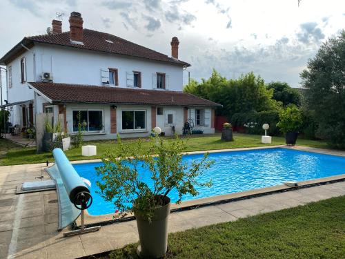 - une piscine en face d'une maison dans l'établissement La Maison de Maxou, à Montauban