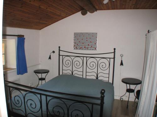 een slaapkamer met een bed en 2 krukken bij Camping La Vallée Verte in Ambert