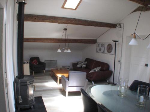 een woonkamer met een bank en een fornuis bij Camping La Vallée Verte in Ambert