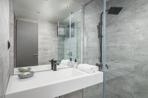 een badkamer met een wastafel en een douche bij Blue Garden Samos Apartments in Samos