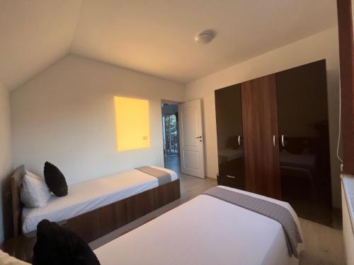 - une chambre d'hôtel avec 2 lits et une porte dans l'établissement Rebeca Apartament, à Lugoj