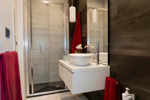 W łazience znajduje się umywalka i prysznic. w obiekcie HolidayDream Catania w Katanii