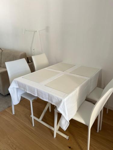 una mesa blanca y sillas en la sala de estar. en Bordighera Private Garden Seaview, en Bordighera