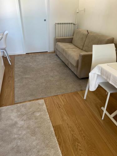una sala de estar con un sofá y una mesa en Bordighera Private Garden Seaview, en Bordighera