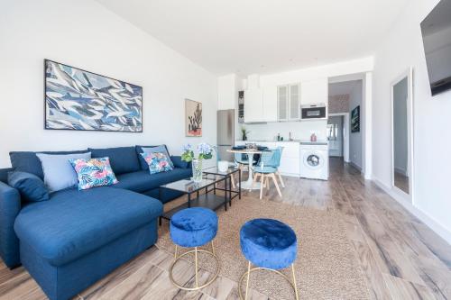 een woonkamer met een blauwe bank en blauwe krukken bij Luxury Suite Sea Front V in Playa Honda