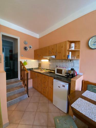 - une cuisine avec des placards en bois et un comptoir dans l'établissement Sunny & Green, à Hévíz