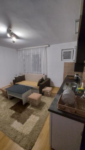 salon z kanapą i kuchnią w obiekcie Mini Hill w Sarajewie