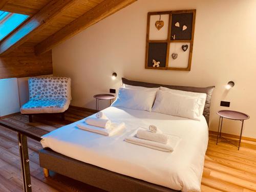 A bed or beds in a room at Lo Paglier - Le Four des Alpes