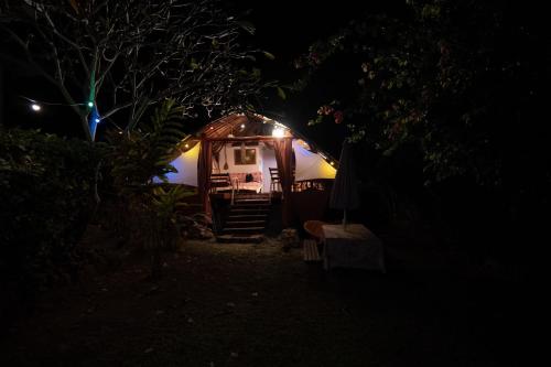 a yurt in the dark at night with lights at Location " la Pirogue " Maison d'Hôtes à Moorea in Haapiti