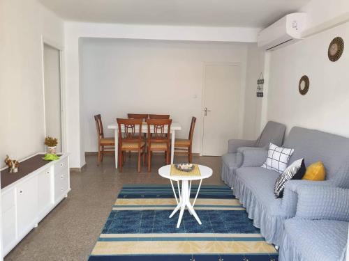 uma sala de estar com um sofá e uma mesa em Sun & Sea 3 Bedroom Apartment de Grau em Gandia