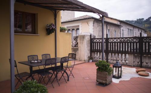 a patio with a table and chairs on a balcony at La Terrazza in Spoleto