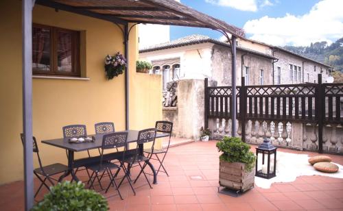 een patio met een tafel en stoelen op een balkon bij La Terrazza in Spoleto