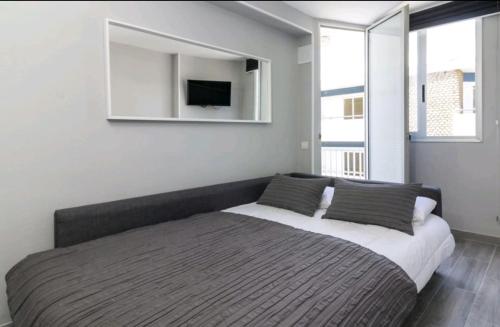 um quarto com uma cama e uma televisão na parede em Apartamento en Paraíso San Telmo em Puerto de la Cruz