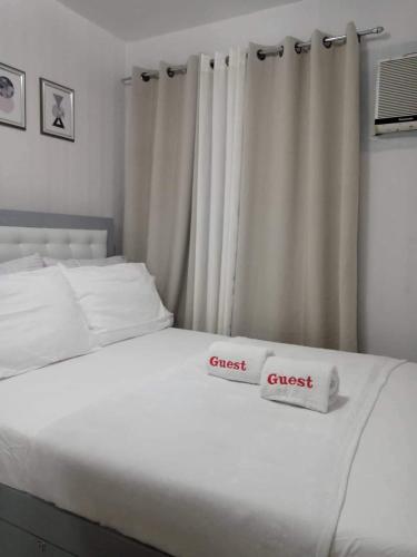 Ένα ή περισσότερα κρεβάτια σε δωμάτιο στο ENTIRE 2BR CONDO UNIT@8 SPATIAL CONDOMINIUM