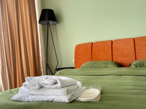 Habitación de hotel con 2 camas y toallas en la cama en Claude Monet Seaside Hotel en Grigoleti