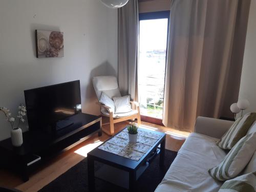 - un salon avec un canapé et une table dans l'établissement Apartamento Reguiño al mar, à A Guarda