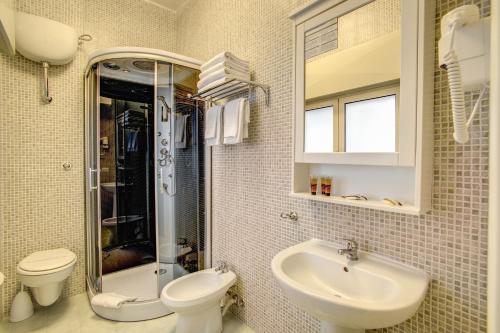 A bathroom at Hotel Giotto