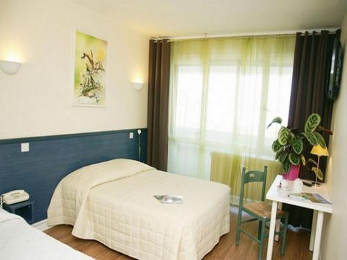 Habitación de hotel con 2 camas y ventana en Le Chagny, en Chagny