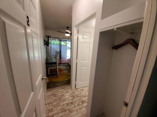 um corredor com uma porta aberta para um quarto em Fern Acres Bed and Breakfast em Mountain View