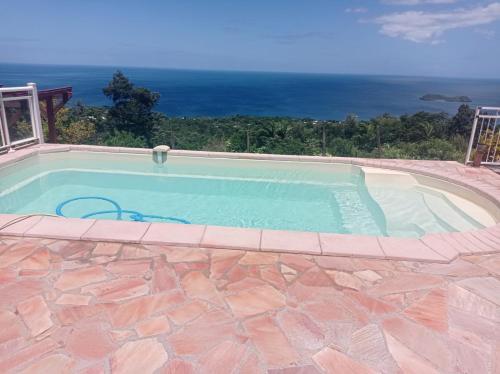 - une piscine avec vue sur l'océan dans l'établissement Villavacances, à Bouillante