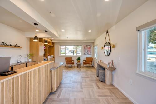 an office lobby with a counter and a waiting room at Harbor House Inn in Morro Bay