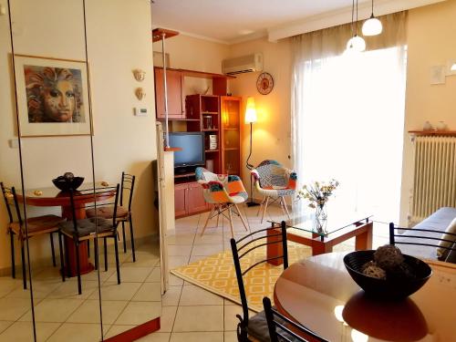 cocina y sala de estar con mesa y sillas en SKG- like home, en Tesalónica