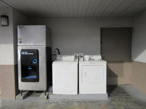 a refrigerator and a washing machine in a room at Heritage Inn Augusta in Augusta