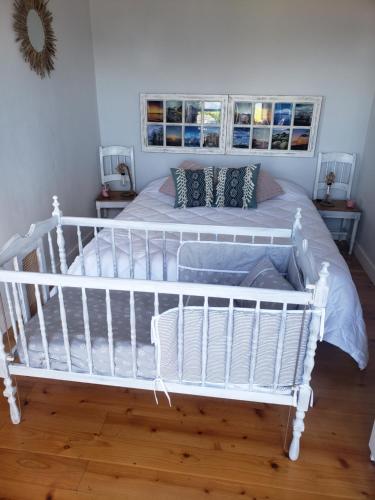 1 dormitorio con 1 cama blanca en una habitación en Casa Mar do Triângulo en Horta