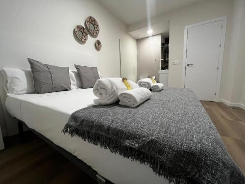 Un dormitorio con una cama grande con toallas. en Oktheway Ultreia, en Sarria