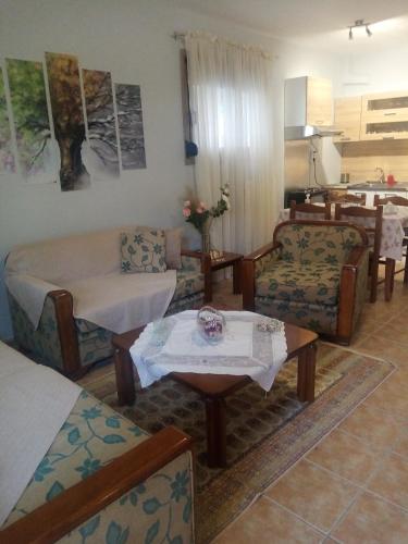 ein Wohnzimmer mit einem Sofa und einem Tisch in der Unterkunft Haras'house in Asvestokhórion