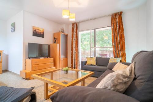 Amplio piso con 4 habitaciones para disfrutar de Málaga con parking gratuito