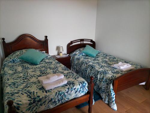 two beds with towels on them in a bedroom at Quintinha dos Reis in Funchal