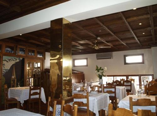 a dining room with tables and chairs in a restaurant at Hotel Tic Tac in Bragança