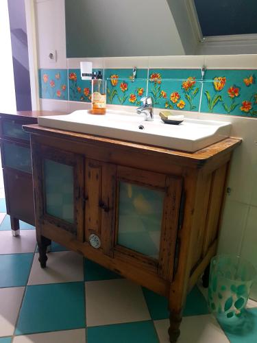 W łazience znajduje się umywalka i lustro. w obiekcie GEO 2 w mieście Horbourg