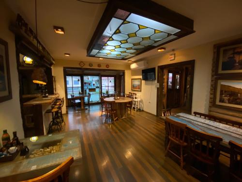 a living room with a table and chairs and a window at Lofts Urbano in Urubici