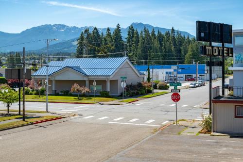 an empty street in a small town with a stop sign at Riviera Inn in Port Angeles