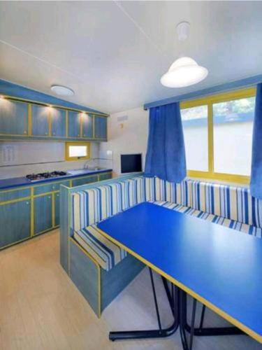 una cucina con tavolo blu e armadi blu di PLANET CHALET-BONN 23 Near the lake a Porlezza