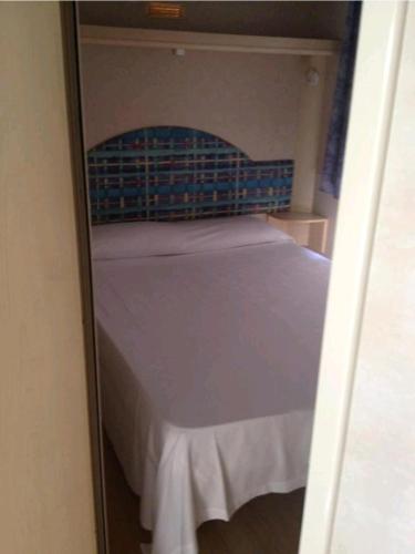 una camera con un letto in una piccola stanza di PLANET CHALET-BONN 23 Near the lake a Porlezza
