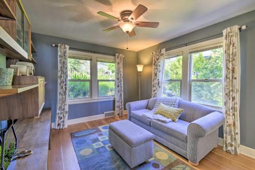 Un lugar para sentarse en Direct Beach Access Getaway on Port Orchard!
