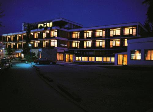 duży budynek z wieloma oknami w nocy w obiekcie Hotel Restaurant Sonne-Post w mieście Murrhardt