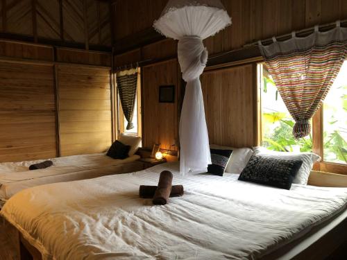 Un dormitorio con dos camas con toallas encima. en Luckydaisy Buffalo House, en Sa Pa