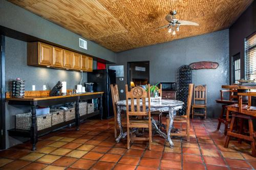 Kuchyň nebo kuchyňský kout v ubytování Antler Run Ranch Cabin