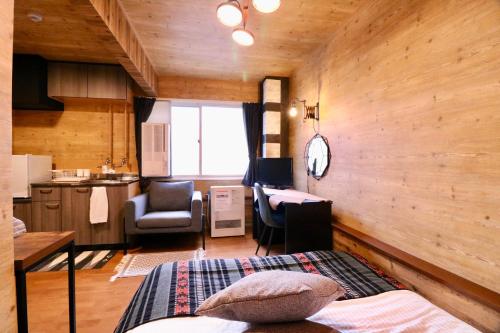 um quarto com duas camas e uma cozinha em Culture24 em Sapporo