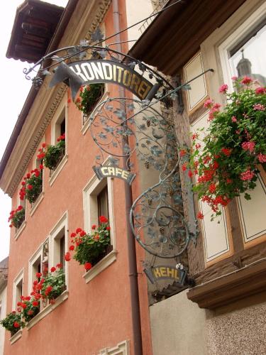 a sign on the side of a building with flowers at AKZENT Hotel Am Bach in Dettelbach